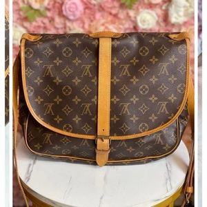 Gently used condition, Authentic Louis Vuitton Saumur purse.